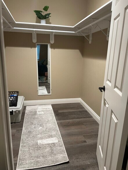 Walk- in closet - 332 Ledgewood Ln