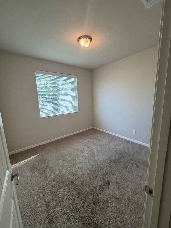 Building Photo - Nice home for rent in gated community in Tulare!