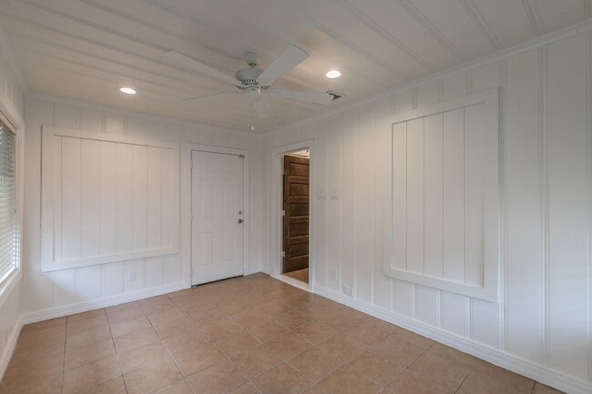 Building Photo - PRETTY HOME NORTH OF THE BRICKS in the CUL...