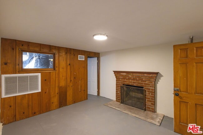 Building Photo - 2547 Canyon Dr