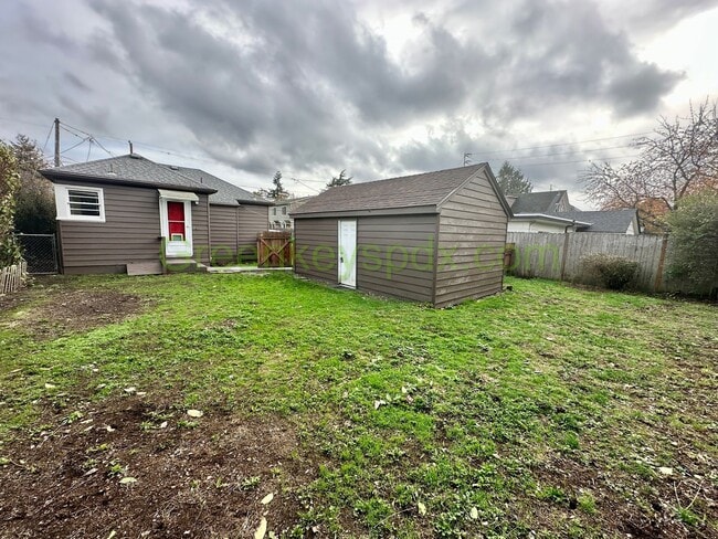 Building Photo - Charming 1 Bed 1 Bath with Huge Yard