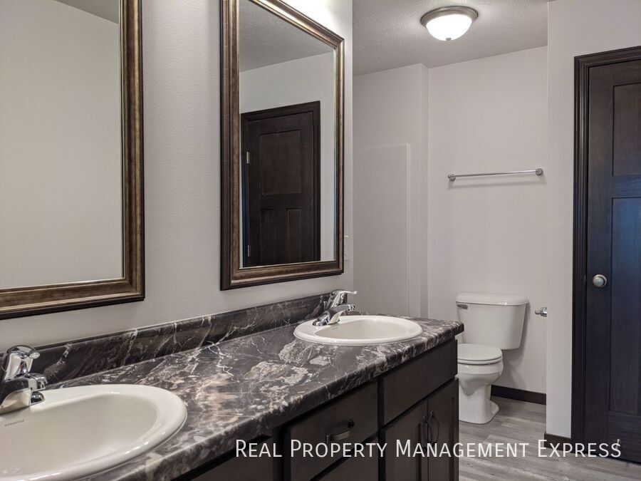 Building Photo - 3 Bed 1.5 Bath in West Sioux Falls