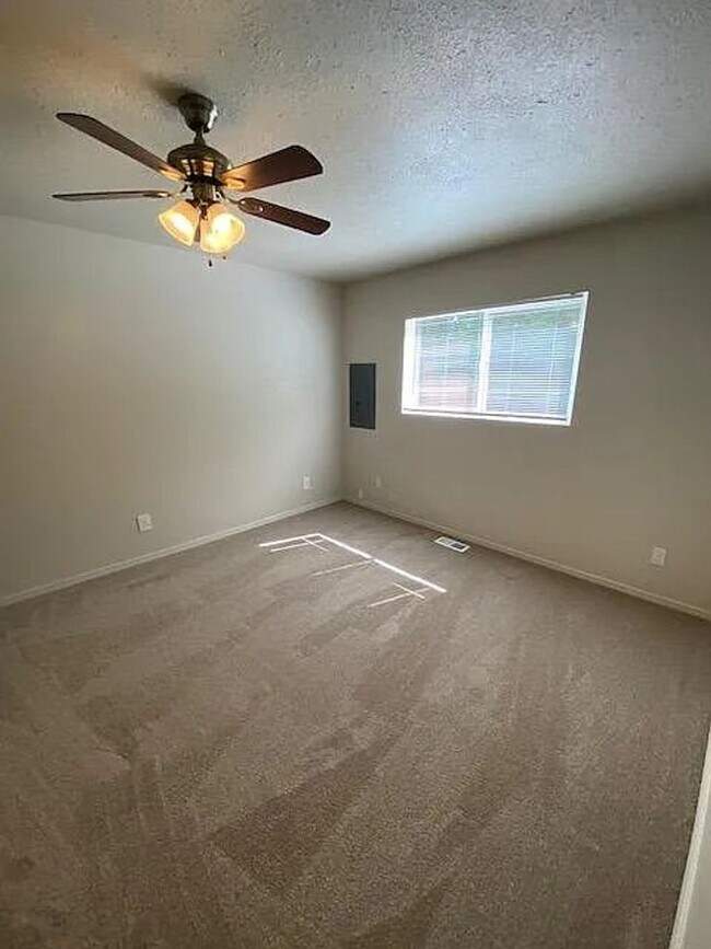 Building Photo - 2 bedroom 1 bathroom duplex with backyard ...
