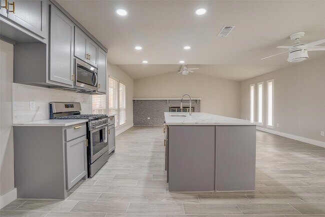 Building Photo - 3805 W Rochelle Rd