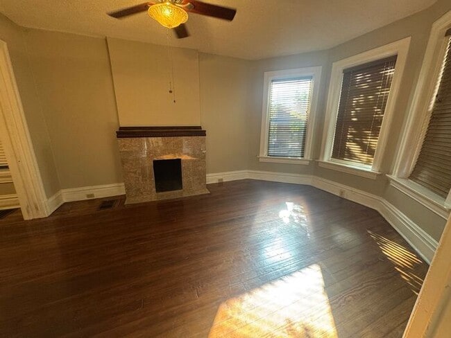 Building Photo - Beautiful 2 Bed 1 Bath Apartment with bonus room/office!