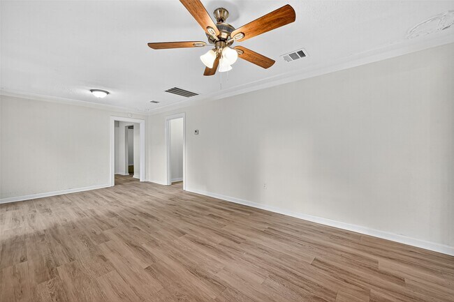 Building Photo - 16643 Lake Cir
