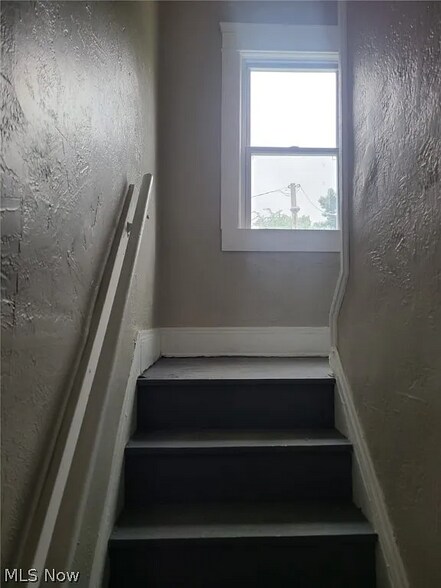 Building Photo - 1830 Mannering Rd