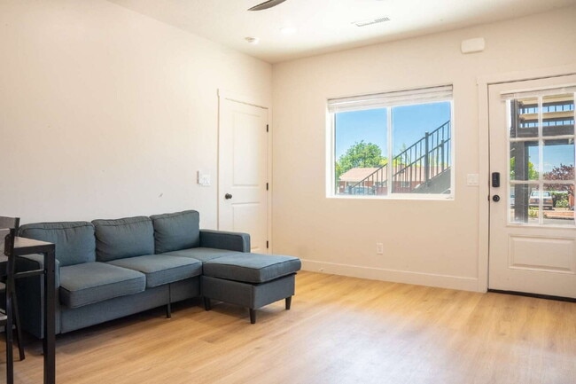Building Photo - Private Bedroom with Private Bathroom – Fully Furnished & Move In Ready