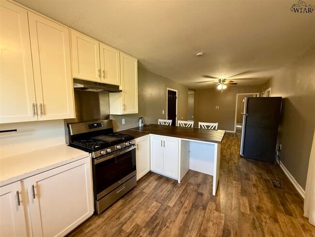 Building Photo - 1210 Clover Dr