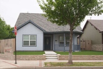 Building Photo - Beautiful Home Located Near Texas Tech Cam...