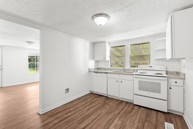 Building Photo - Stunning & Newly Renovated 3 Bedroom 2 Bat...