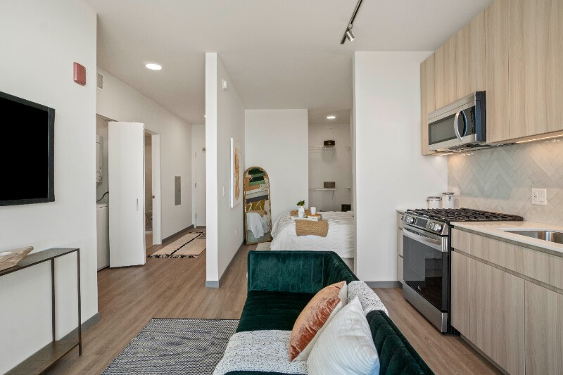 Building Photo - 528 S Damen Ave