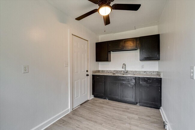 Building Photo - Spacious 1-Bedroom in Convenient Chattanoo...
