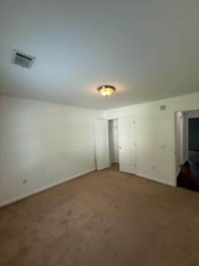 Building Photo - Convenient Southside Bungalo