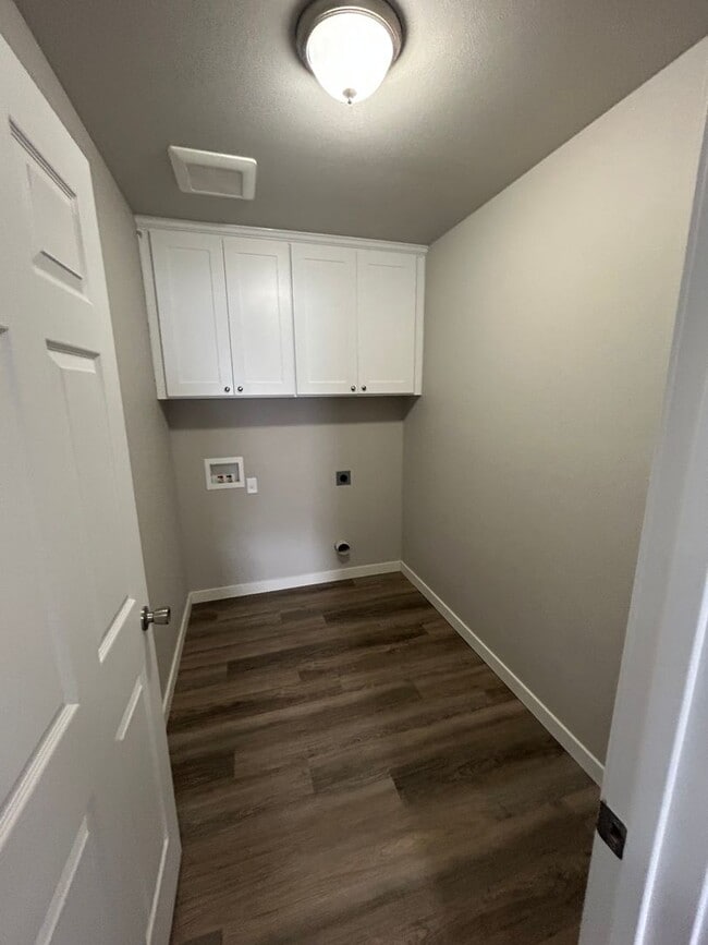 Building Photo - Beautifully Furnished Brand New 5 Bedroom ...