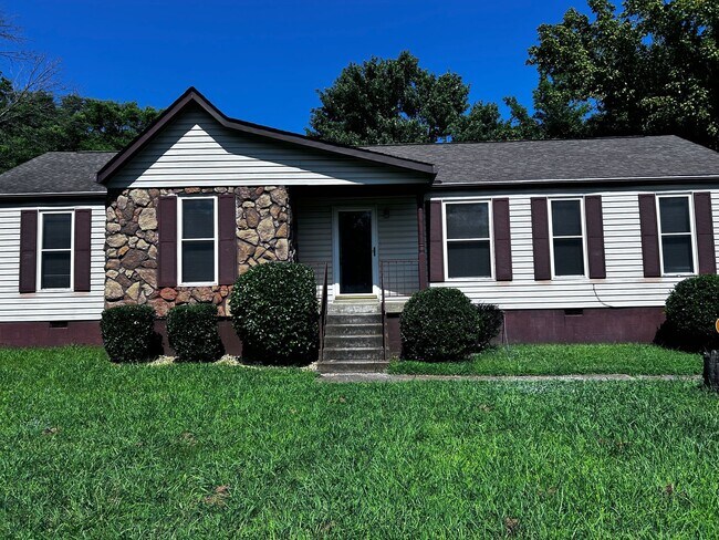 Building Photo - Large three bedroom, one and a half bath t...