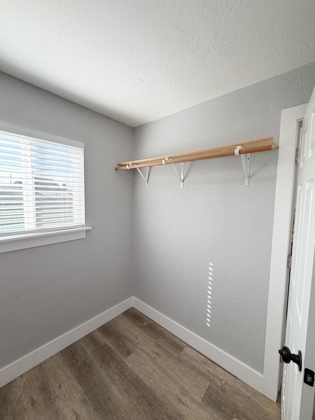 Building Photo - 2 Bedroom, 1 Bathroom Home