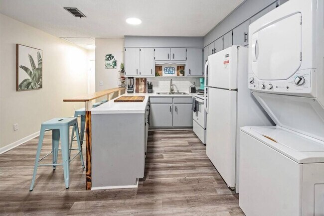 Building Photo - 2001 N 61st Ave