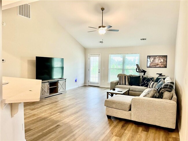 Building Photo - 283 Chestnut Dr