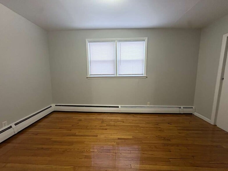 Building Photo - 514 Main St