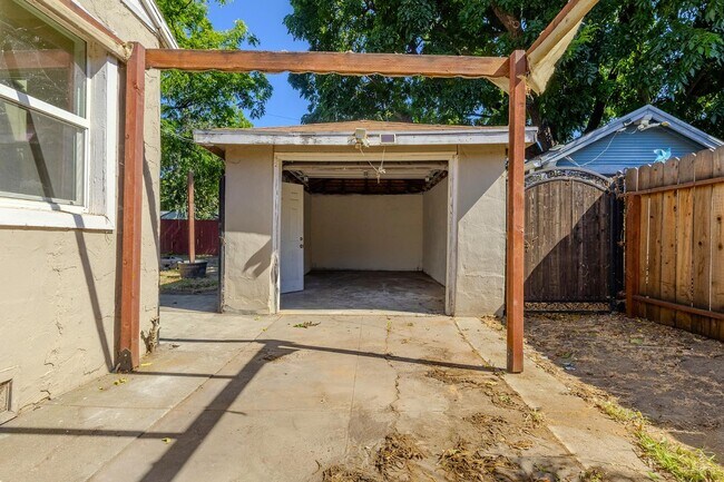 Building Photo - 2137 Raymond Ave
