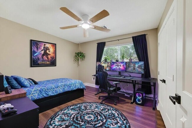 Building Photo - 2103 Woodway Dr