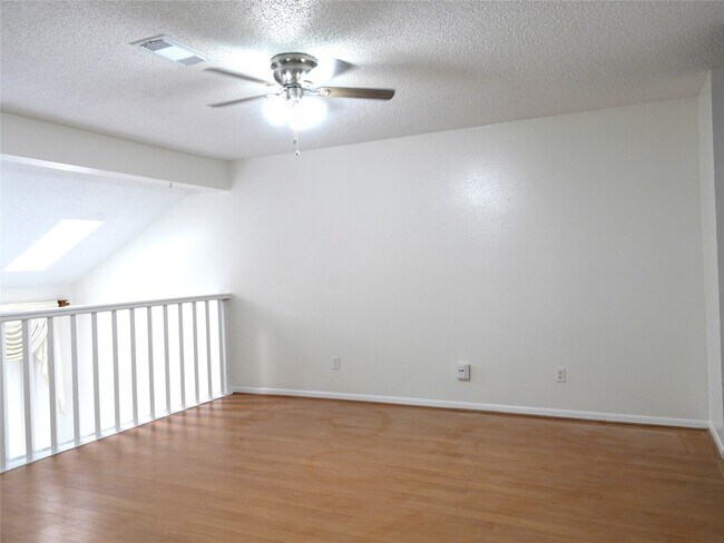 Building Photo - 13840 Hollowgreen Dr