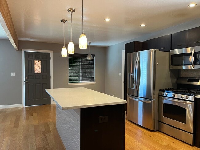 Building Photo - Cute tree street home with 2 car garage!!