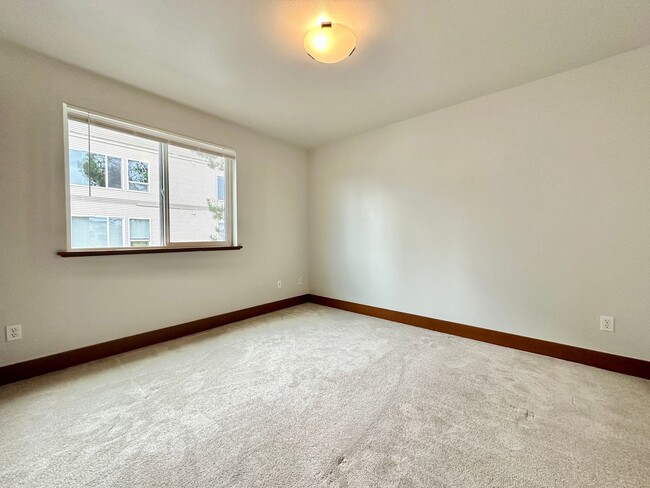 Building Photo - Modern 3-Bedroom Townhome with Stunning Ro...