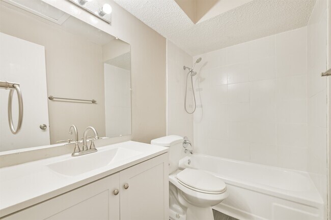 Building Photo - 5646 Birchmont Dr