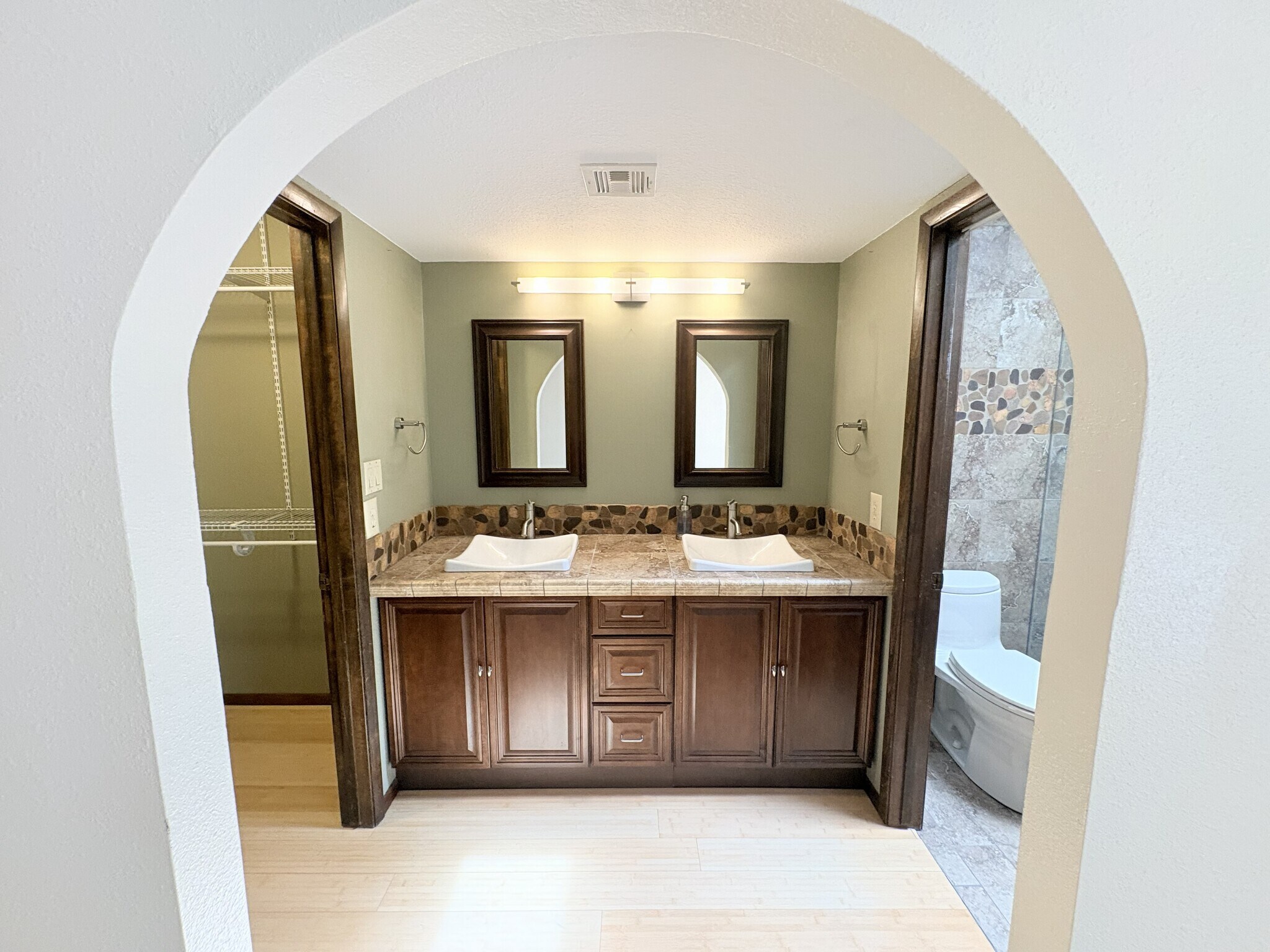 Building Photo - 1013 W Keating Ave