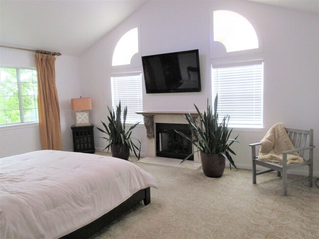 Building Photo - Furnished 3-bedroom in Travis Heights with Downtown Views!