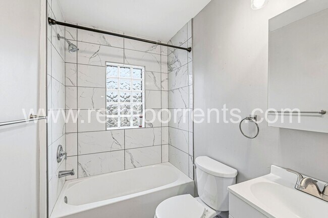 Building Photo - Spacious and Convenient 3-Bedroom Home in Indianapolis