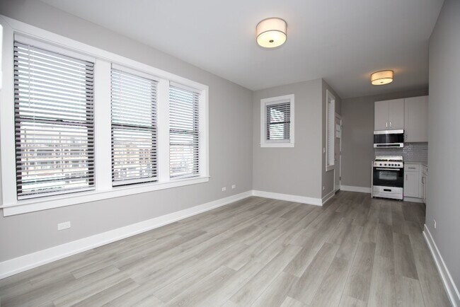 Building Photo - 3946 N Janssen Ave