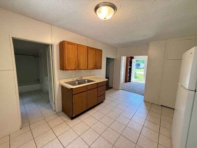 Building Photo - 2-Bedroom Single-Family Home in Vandercook Lake