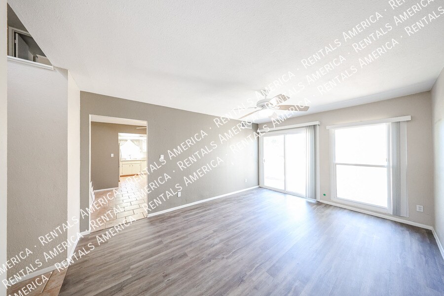 Building Photo - 4555 W Continental Dr