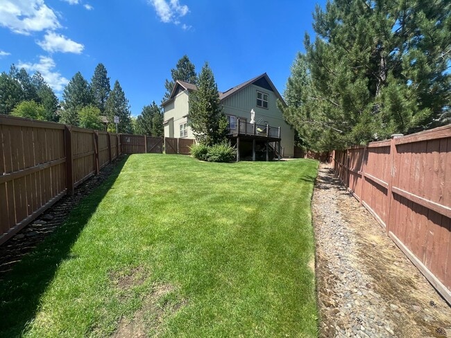Building Photo - Landscape Maintenance Included! Spacious 3 Bed/2.5 Bath Home in SW Bend - Elder Ridge Street