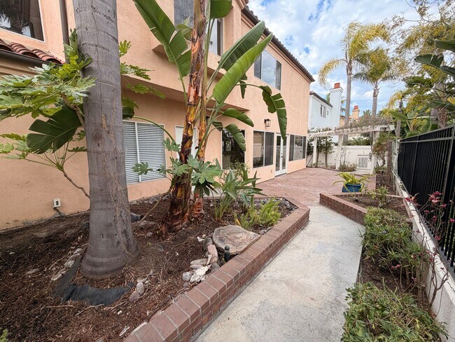 Building Photo - Beautiful 3 Bedroom, 2.5 Bathroom Newport ...