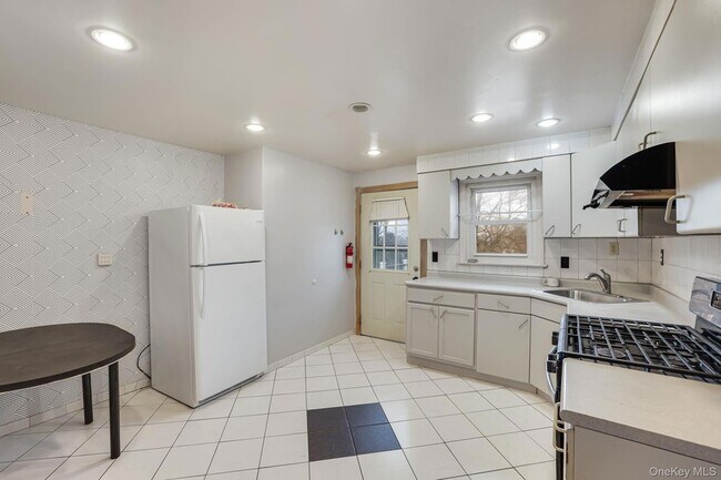 Building Photo - 2 Gillis Ave