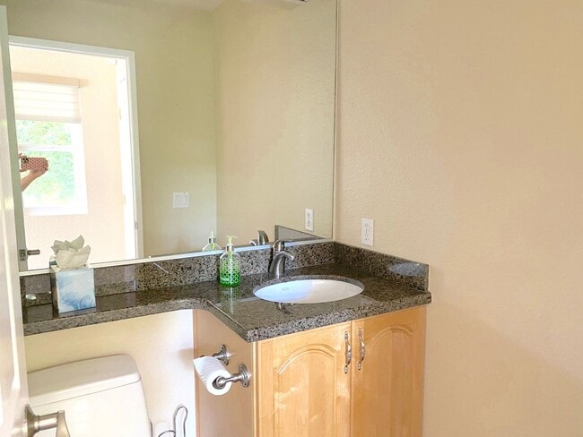 Building Photo - Beautiful End Unit Townhome in Fantastic A...