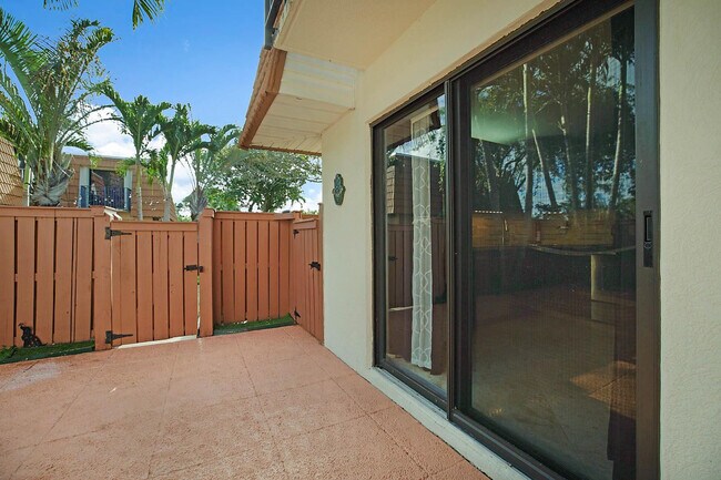 Building Photo - 2876 Waterford Dr S