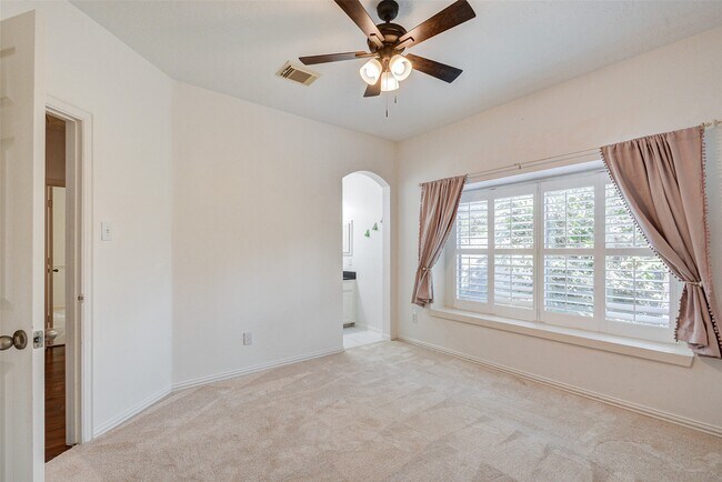 Building Photo - 203 Hazelcrest Dr