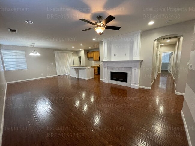 Building Photo - 4 bedrooms/ 2 bathrooms, with a patio.