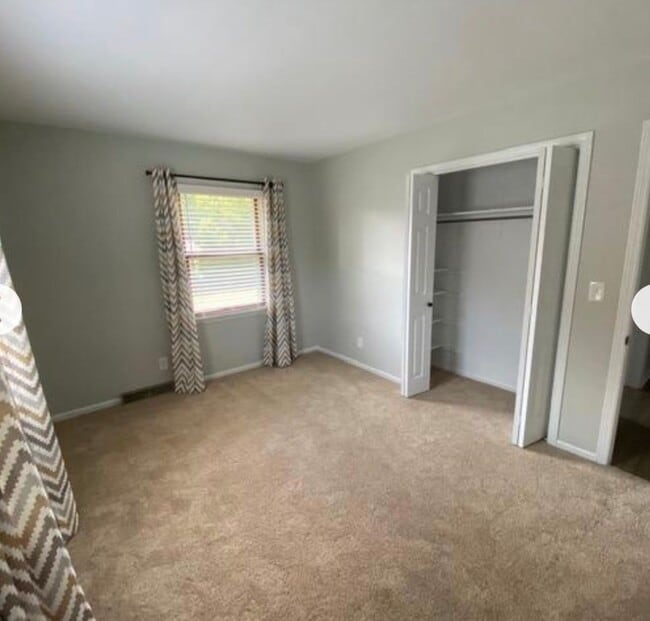 Building Photo - 3 bed/2 bath ranch on the NE side!
