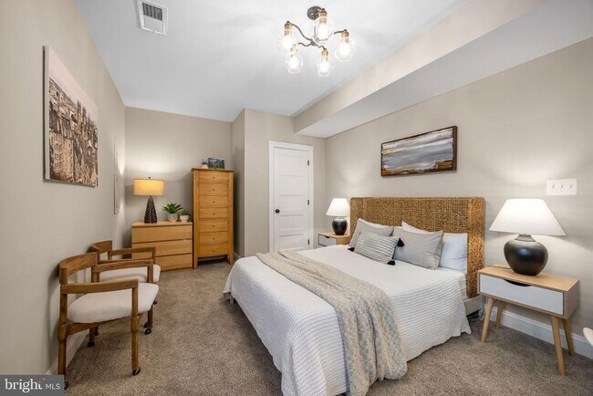 Building Photo - 323 S West St