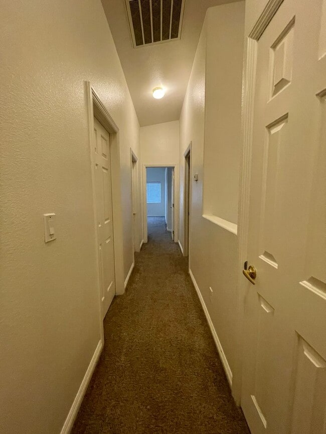 Building Photo - Great Spacious 3 bedroom Townhome Availabl...