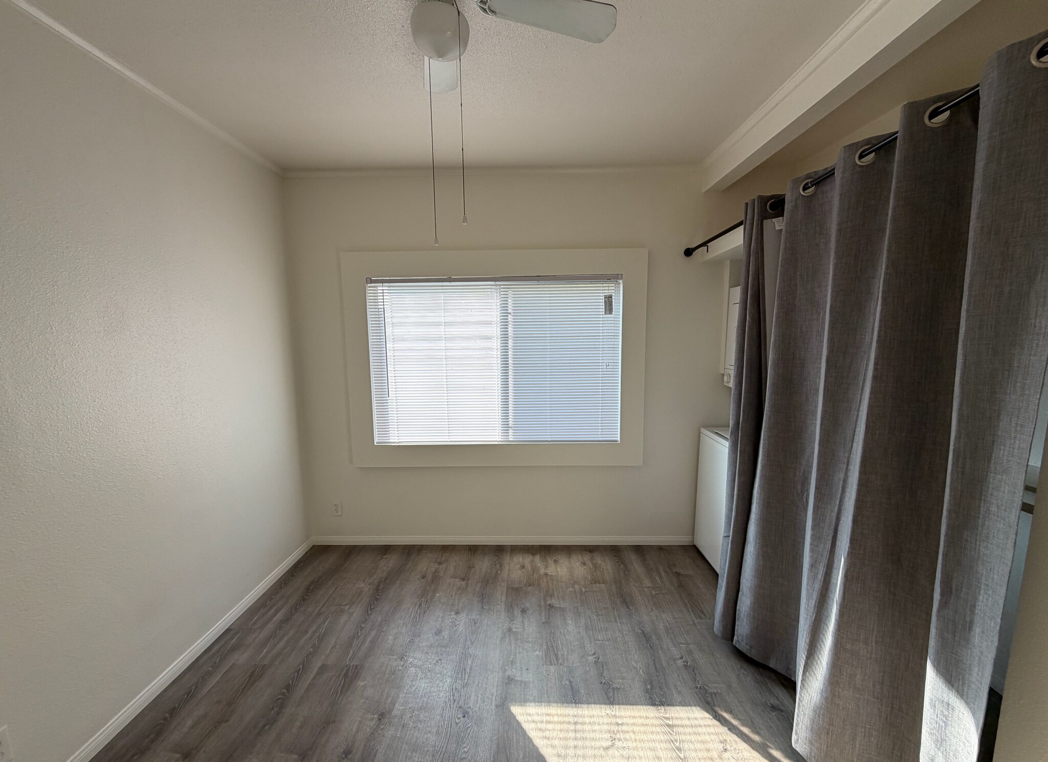 Building Photo - 420 N Rose Pl