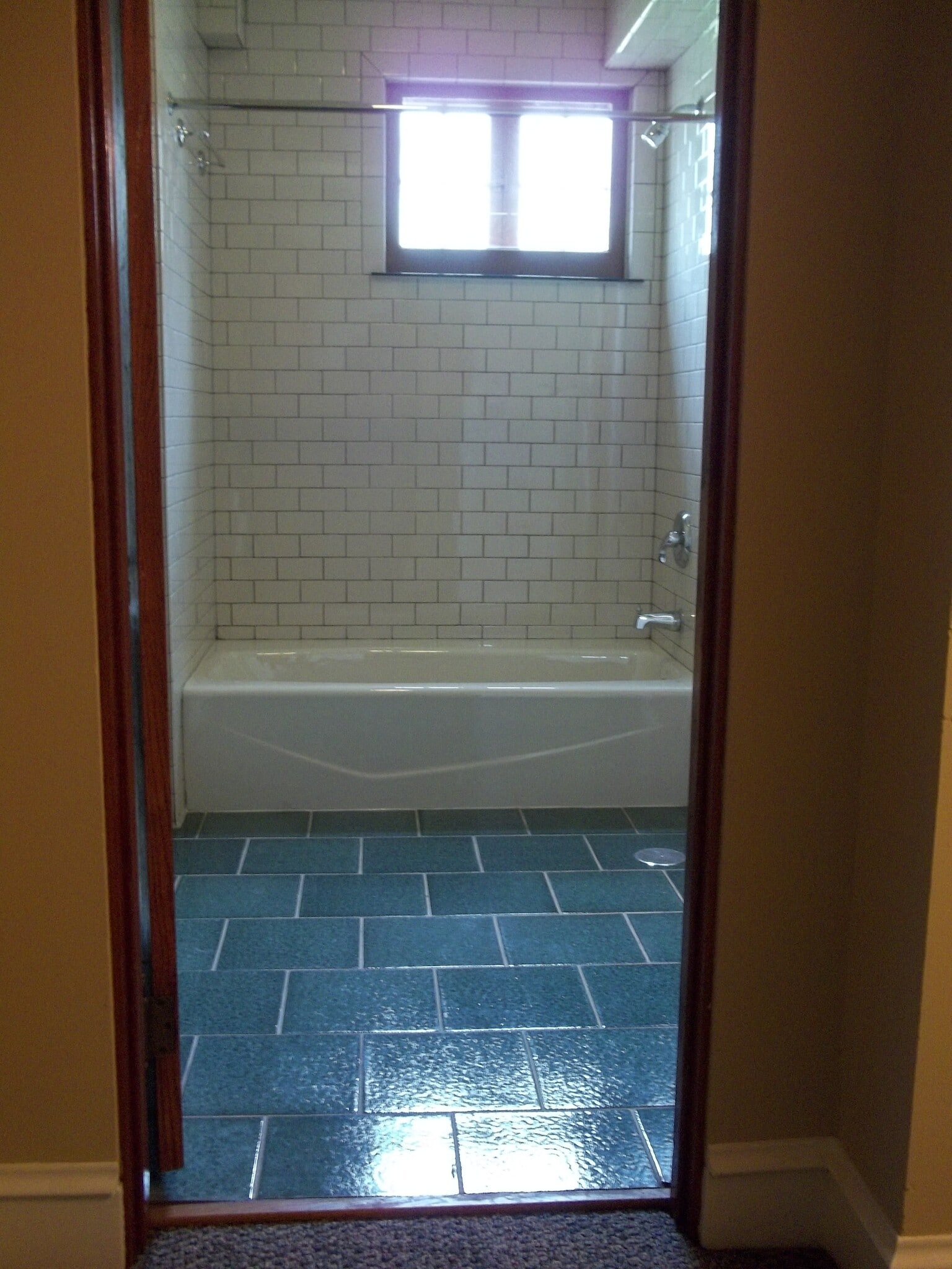 Shower & Tub - 305 Oregon Ave