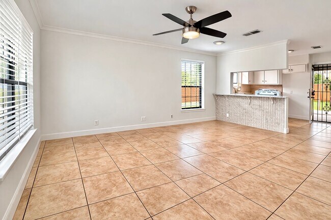 Building Photo - 3 BED 1.5 BATH NEW MANAGEMENT!!!