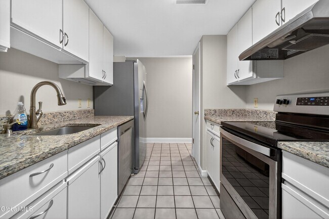 Building Photo - 17 Derby Dr